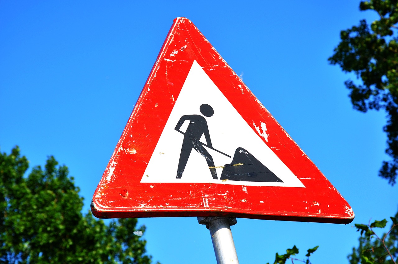 Panneau de signalisation routière sur une route nocturne