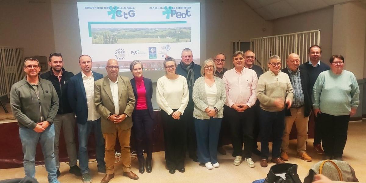 Signature à la chaîne lors du conseil communautaire