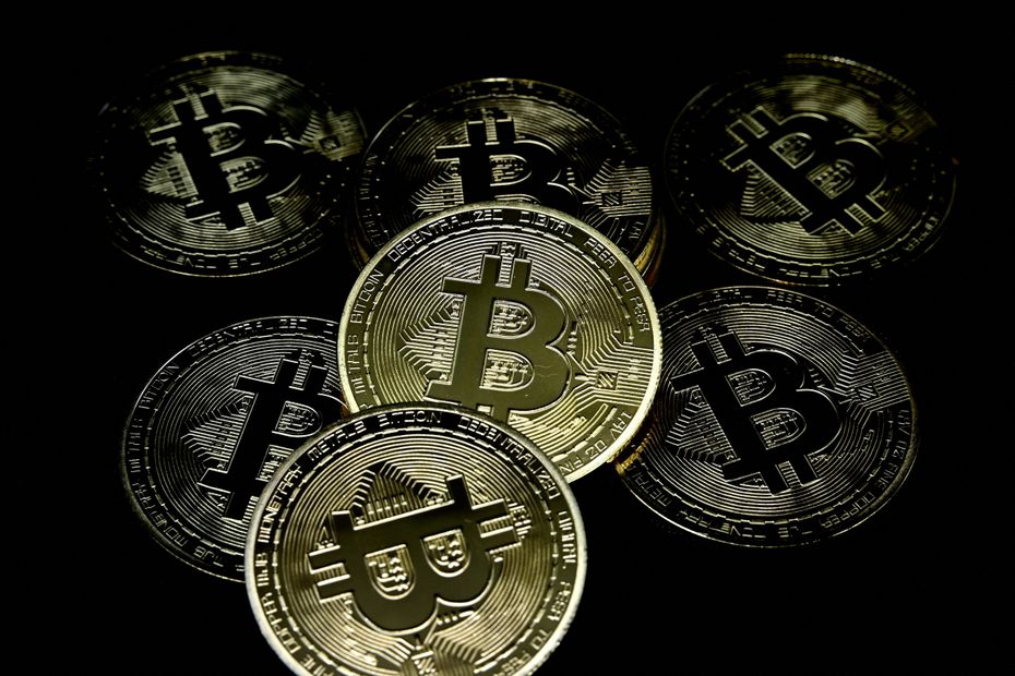 Photo d’un enquêteur sur le dossier