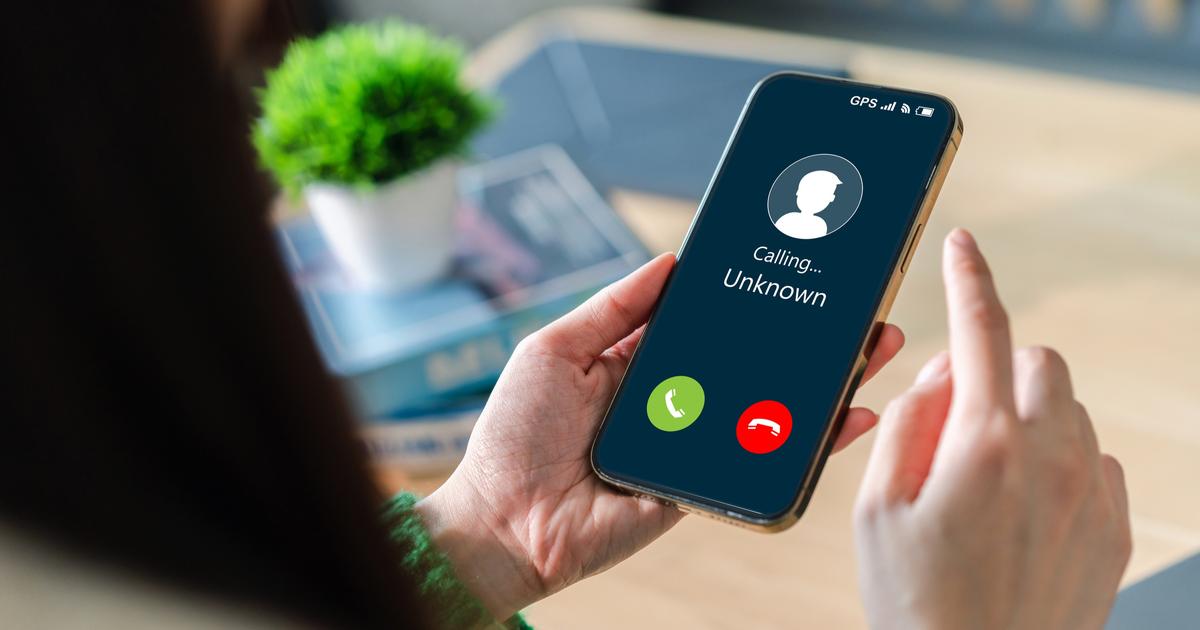 Illustration d'une personne utilisant un smartphone et une carte