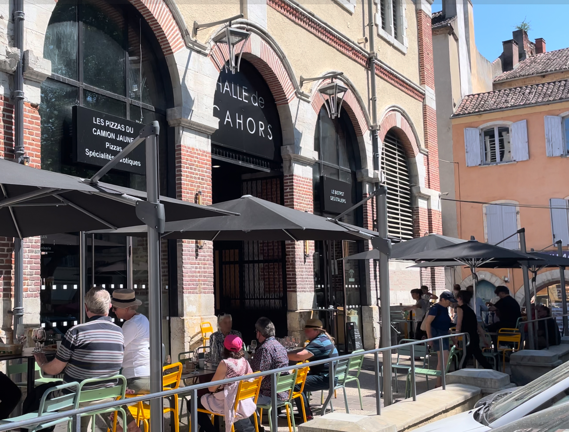 Vitrine et commerces autour du centre-ville de Cahors