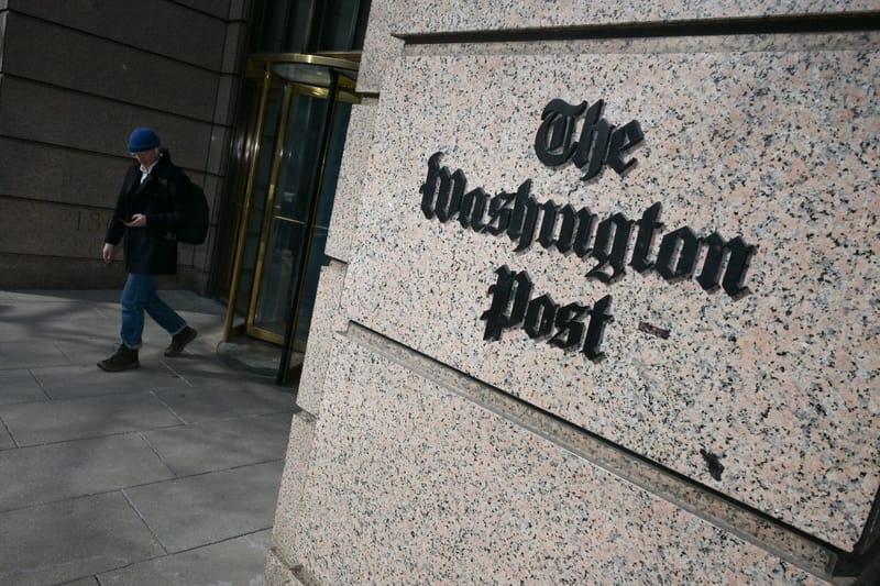 Un homme quitte le bâtiment qui abrite le Washington Post à Washington le 4 février 2026