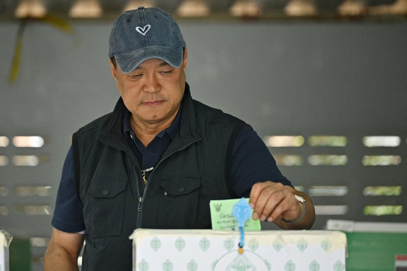 Premier ministre Anutin Charnvirakul votant à Buriram