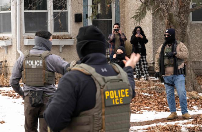 Des agents de l’ICE filmés par des habitants de Minneapolis (Minnesota) le 5 février 2026.