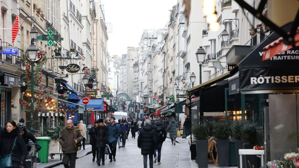 Immigration en France 2025: titres en hausse, régularisations en baisse