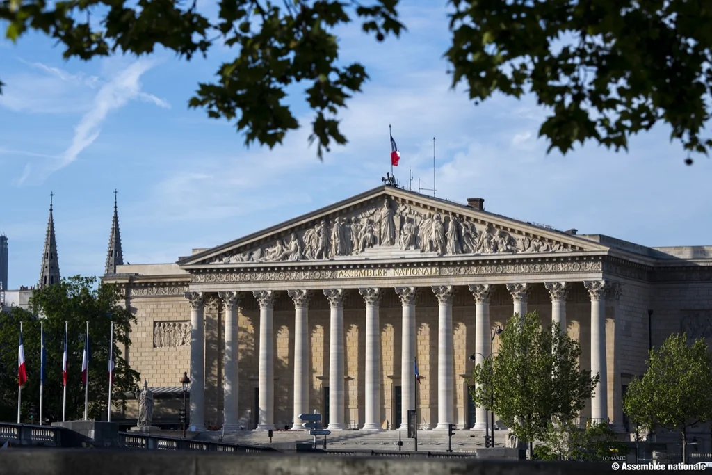 Réseaux sociaux: interdiction pour les moins de 15 ans à l’Assemblée