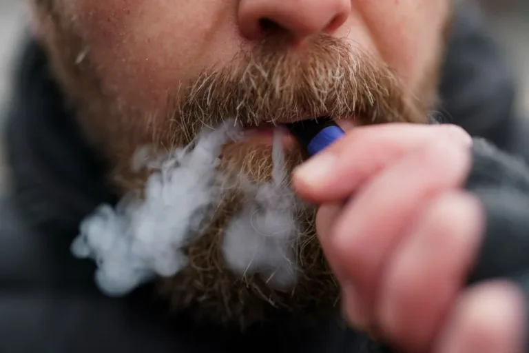 Vapotage : l'ANSES alerte sur les risques pour la santé en France