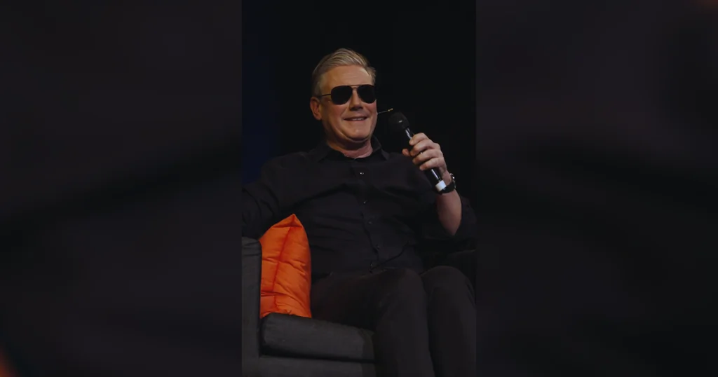 Starmer imite Macron avec des lunettes de soleil: scène virale