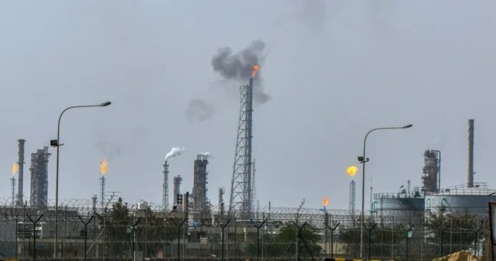 Iran frappe une raffinerie au Koweït, Israël renouvelle ses attaques