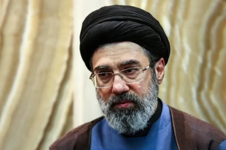 Khamenei blessé légèrement mais reste en fonction, selon l'Iran