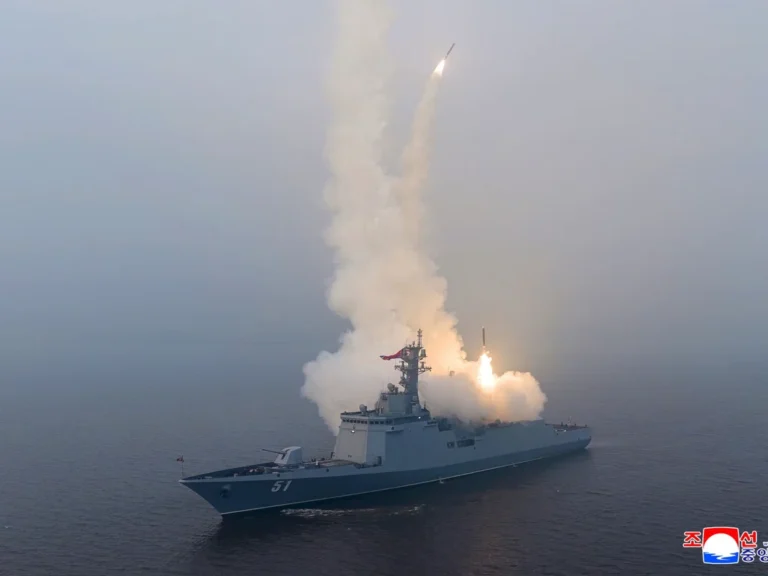 Kim Jong Un supervise tirs de missiles depuis le destroyer Choe Hyon