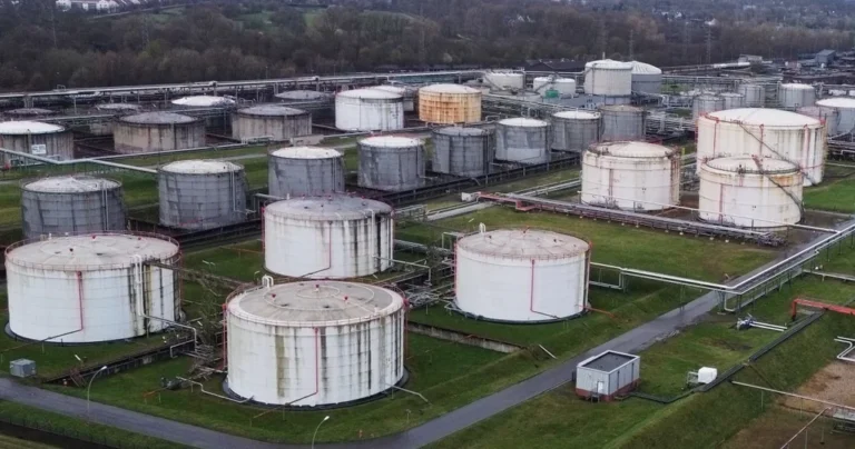 Libération historique de réserves: prix du pétrole peu affectés