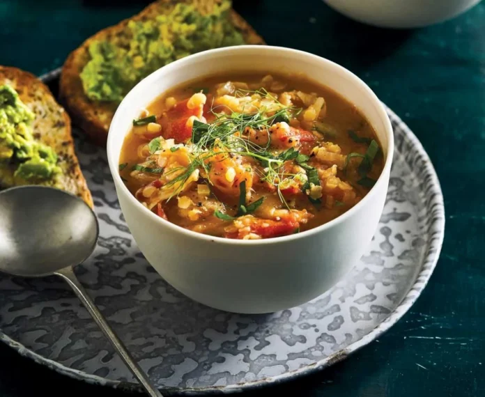 Soupe maison de tomates rôties et lentilles rouges