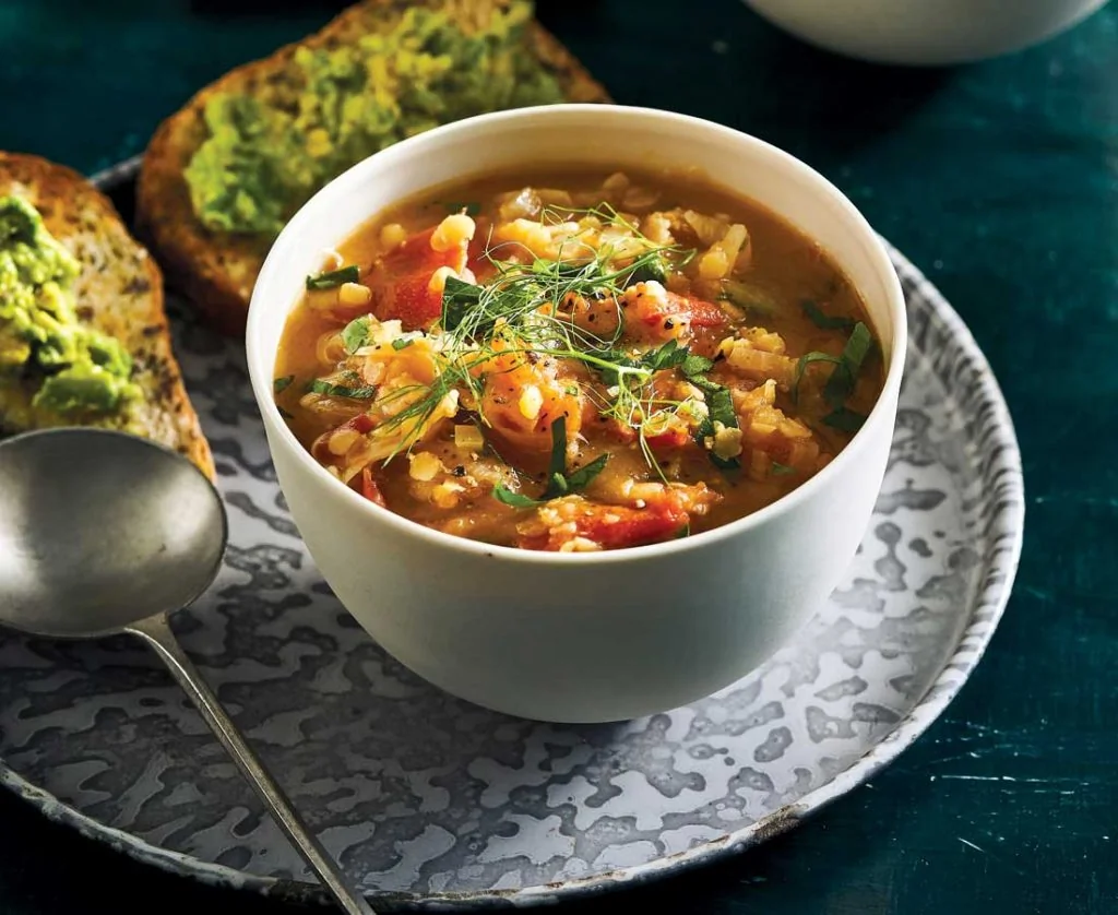 Soupe maison de tomates rôties et lentilles rouges