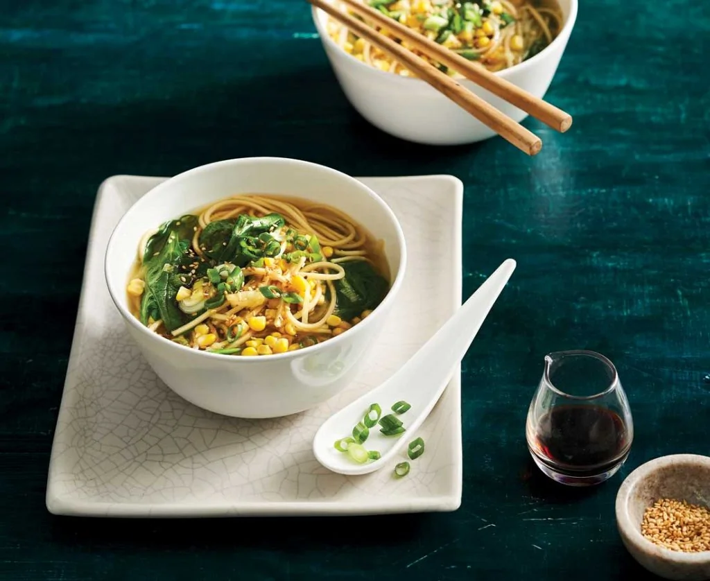 Soupe miso au maïs et nouilles de ramen végétarienne