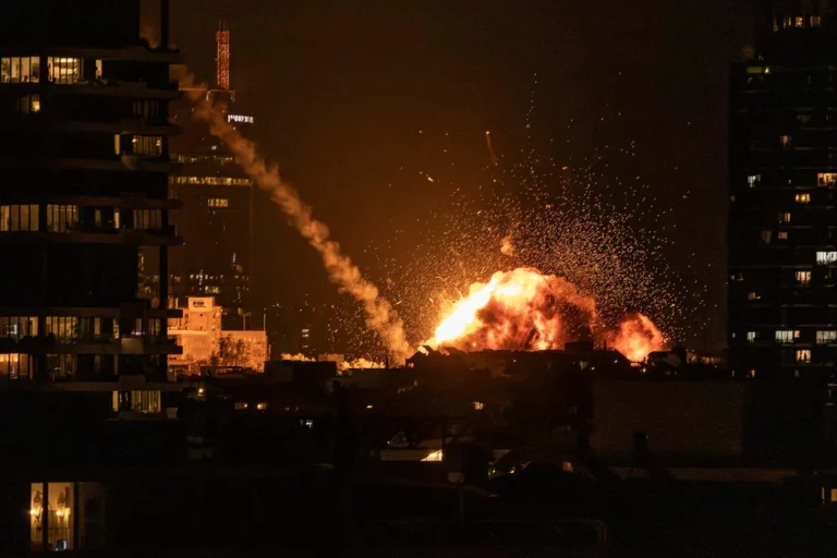 USA frappent l'île de Kharg ; l'Iran riposte vers Israël et le Golfe