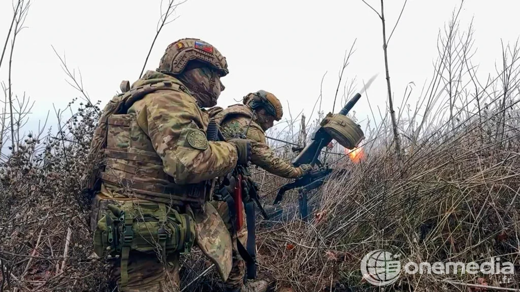 Soldats russes ouvrant le feu vers les lignes ukrainiennes