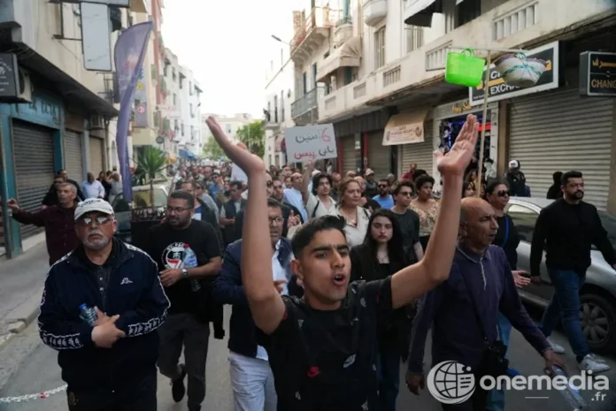 Tunisie : des manifestants remettent la pression sur Kaïs Saïed au cœur d’une crise politique et sociale