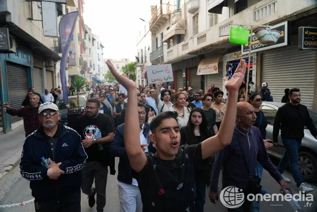 Tunisie : des manifestants remettent la pression sur Kaïs Saïed au cœur d’une crise politique et sociale