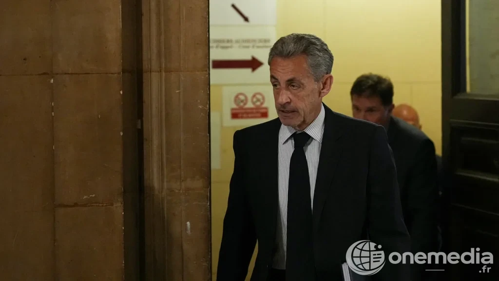 Nicolas Sarkozy arrivant au palais de justice de Paris pendant le procès libyen en appel