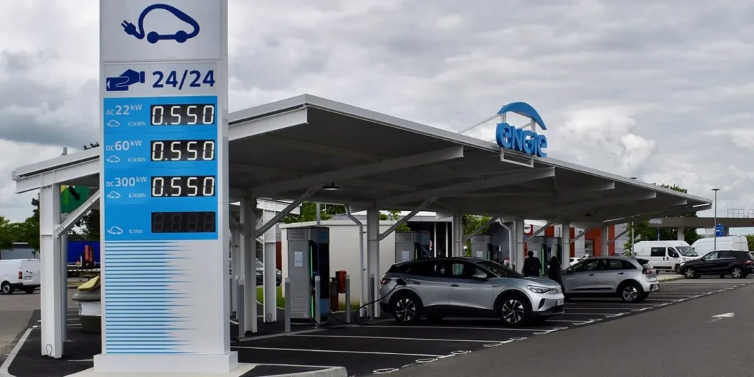 Voiture électrique : la France veut des bornes sur tous les grands trajets d’ici 2035