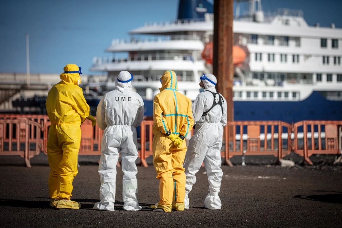 Personnel en protection lors d'une opération sanitaire liée au cluster de hantavirus du MV Hondius
