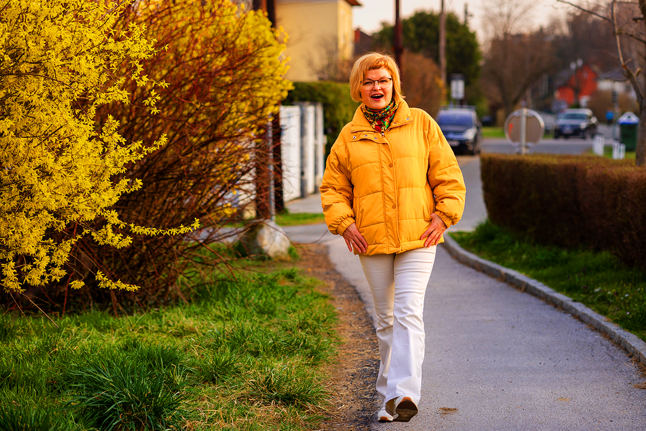 Une femme marche en ville