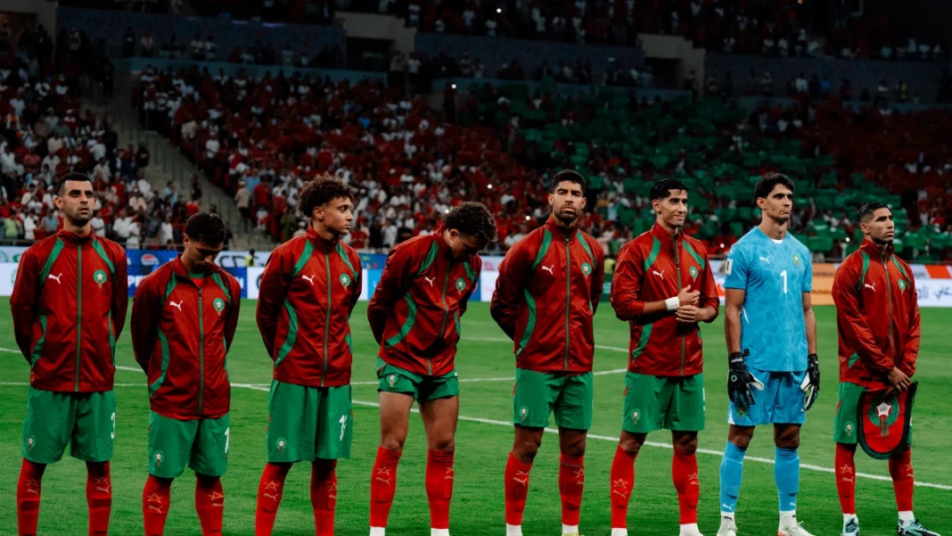 Joueurs de l’équipe nationale du Maroc pendant l’hymne avant un match international à Rabat