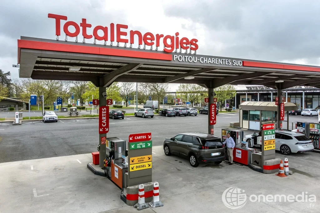 Panneau de station-service TotalEnergies, au moment où le groupe prolonge en juin le plafonnement des carburants en France