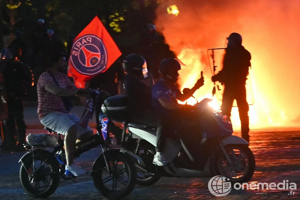 Supporters rassemblés à Paris après la victoire du PSG contre Arsenal en Ligue des champions
