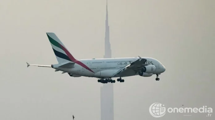 Un Airbus A380 d'Emirates à l'aéroport international de Dubaï en 2026
