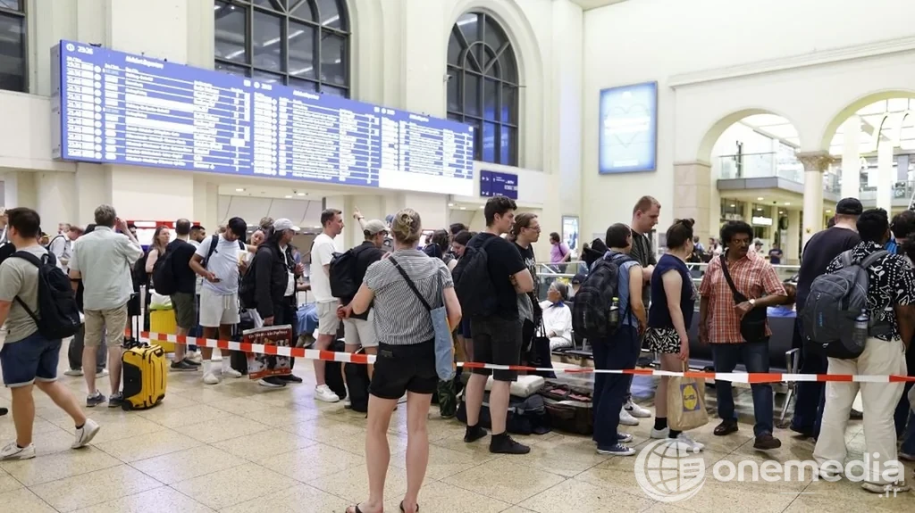Voies ferrées avec un train en gare, illustrant la paralysie du trafic ferroviaire en Allemagne