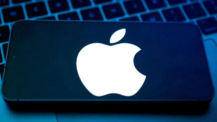 Logo Apple sur un iPhone, illustration d'un article sur Apple France et Bercy