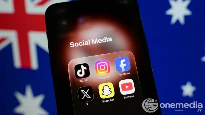 Trois enfants utilisant un smartphone à Sydney, en Australie, contexte de l'interdiction des réseaux sociaux pour les moins de 16 ans