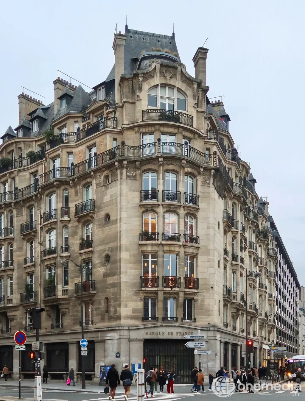 Façade de la Banque de France rue de Sèvres à Paris, siège de l institution qui alerte sur la dérive des finances publiques françaises à l horizon 2028.