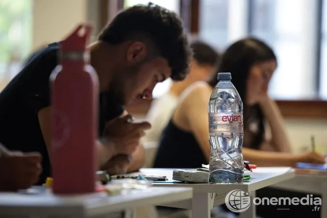 Salle d'examen du baccalauréat pendant une journée de chaleur en France