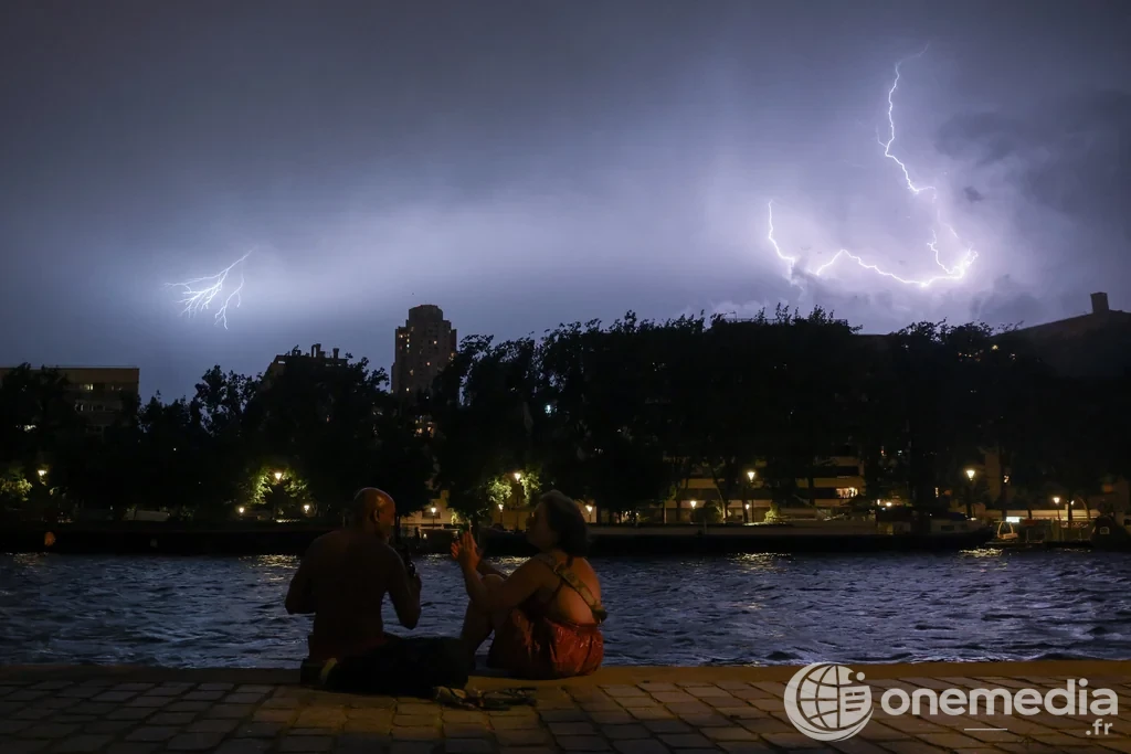 Paris sous une vague de chaleur exceptionnelle, le 24 juin 2026, pendant l'épisode caniculaire historique.