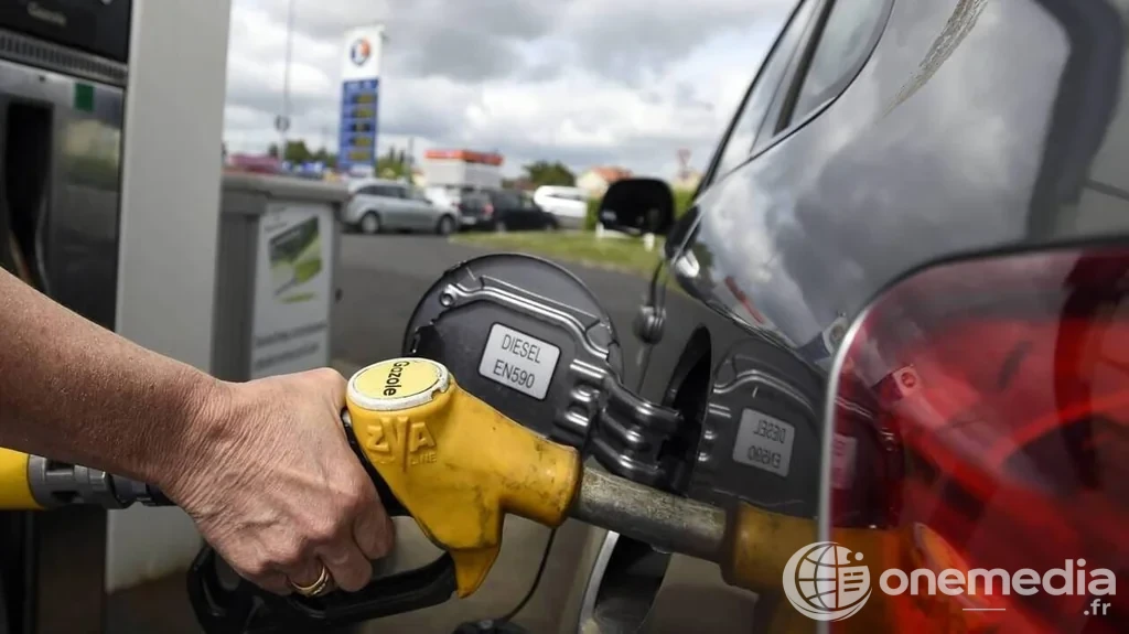 Pompe de station-service avec pistolet essence, prix à la pompe en France, contexte de la baisse attendue après l'accord USA-Iran