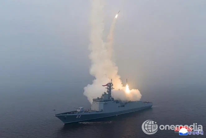 Destroyer nord-coréen Choe Hyon lors d’un essai de missile en mars 2026