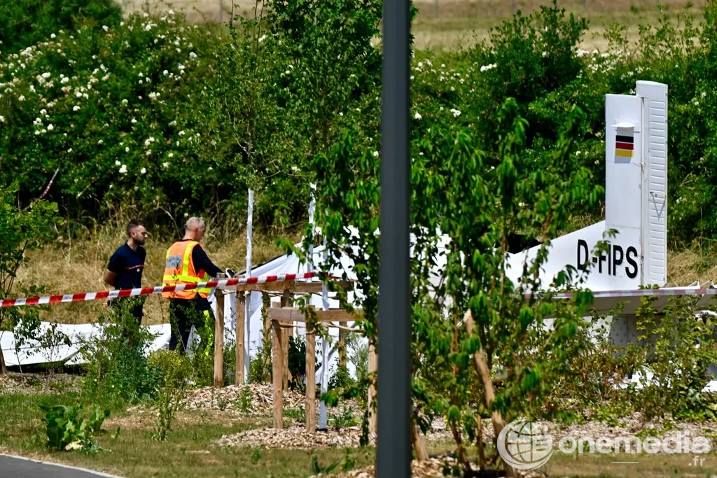 Sur les lieux où un avion s'est écrasé à Tomblaine, près de Nancy, le 28 juin 2026.