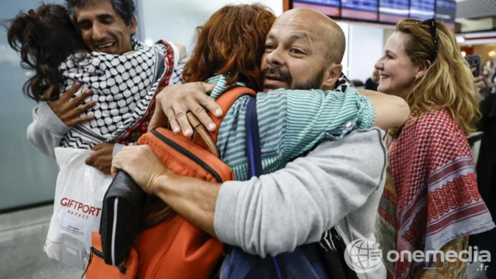 Militants de la flottille pour Gaza après leur expulsion