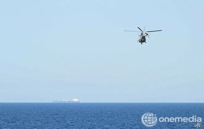 Image d'archive de la Marine nationale montrant un pétrolier lors d'une opération d'arraisonnement en Méditerranée