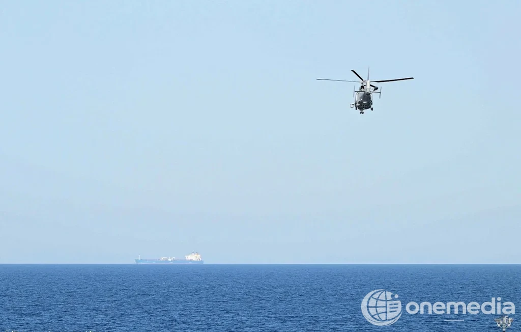 Image d'archive de la Marine nationale montrant un pétrolier lors d'une opération d'arraisonnement en Méditerranée