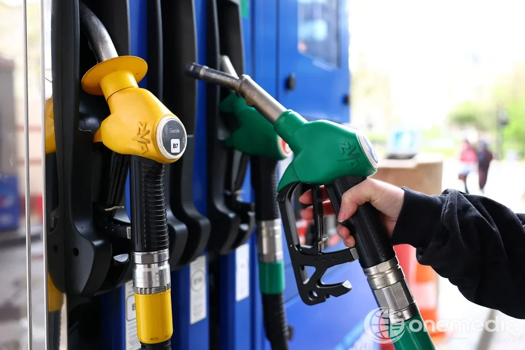 Pompe à carburant à Paris, illustration des tensions sur l’énergie et l’inflation en zone euro