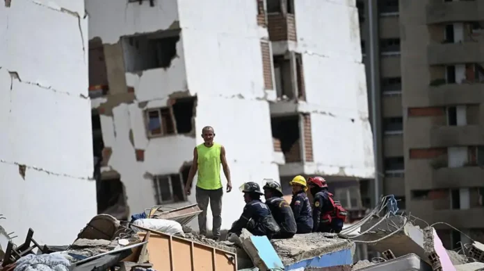 Un homme sur les décombres d'un immeuble détruit après le double séisme du 24 juin 2026 au Venezuela