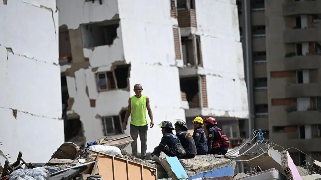Un homme sur les décombres d'un immeuble détruit après le double séisme du 24 juin 2026 au Venezuela