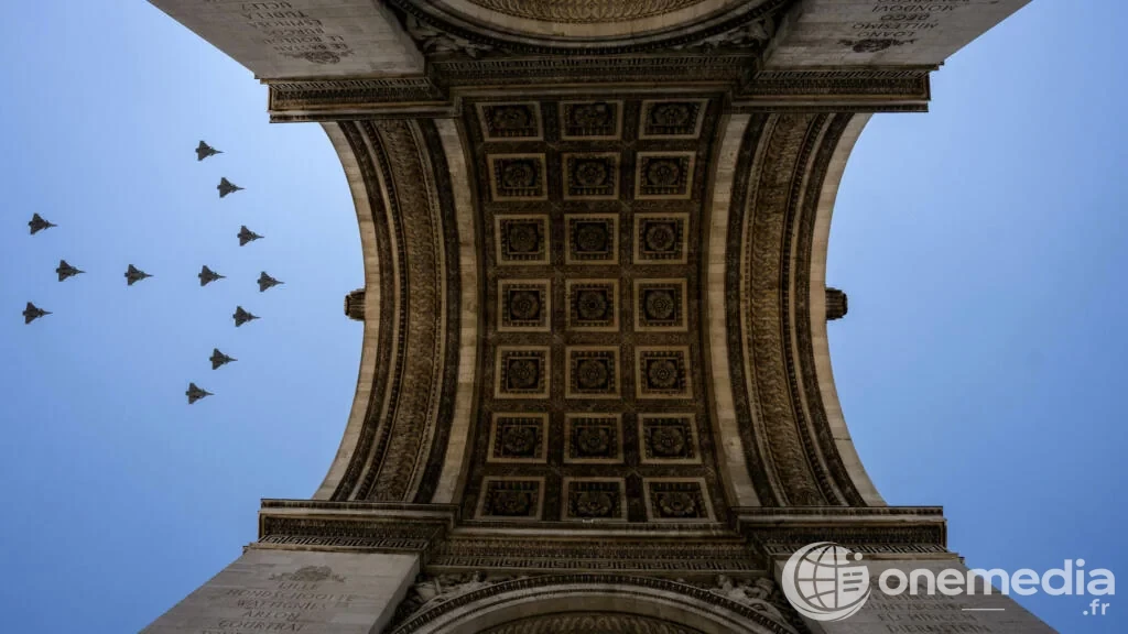 Des avions de chasse survolent l’Arc de Triomphe avant le défilé du 14-Juillet 2026