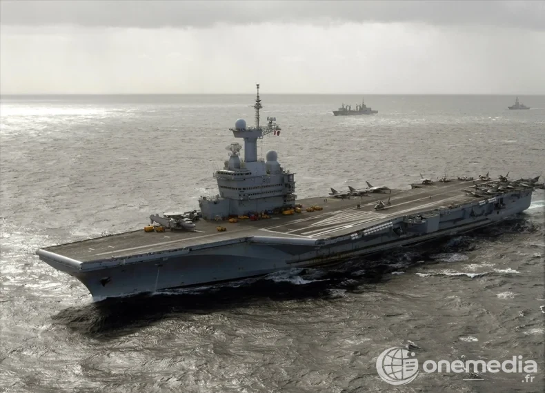 Le porte-avions Charles-De-Gaulle (R91) en mer, bâtiment amiral de la Marine nationale