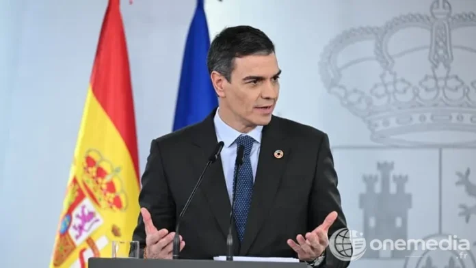 Le Premier ministre espagnol Pedro Sanchez s'adresse aux journalistes lors d'une conférence de presse au palais de La Moncloa à Madrid