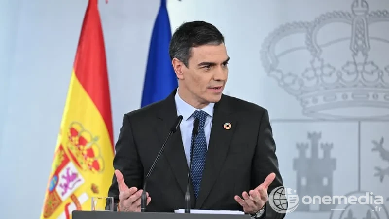 Le Premier ministre espagnol Pedro Sanchez s'adresse aux journalistes lors d'une conférence de presse au palais de La Moncloa à Madrid